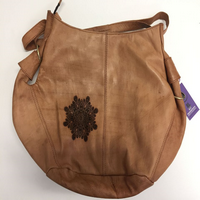 Bolso de cuero grabado